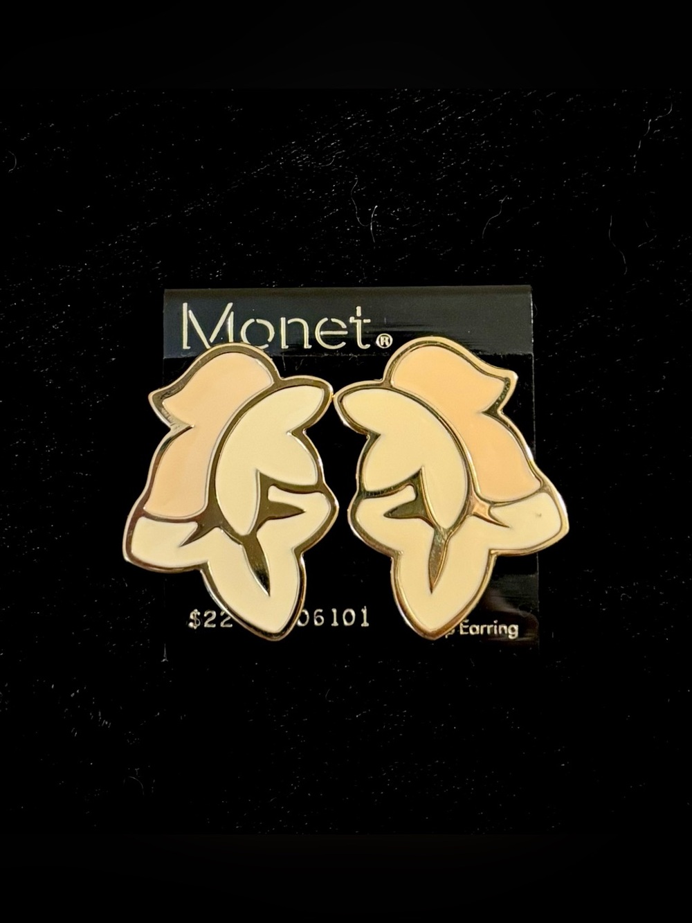 Vintage MONET Signed Gold Tone Enamel Flower Clip-On Earrings Beige Cream NWT